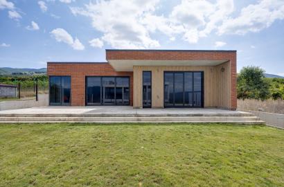 იყიდება ახალი გარემონტებული 5 ოთახიანი სახლი