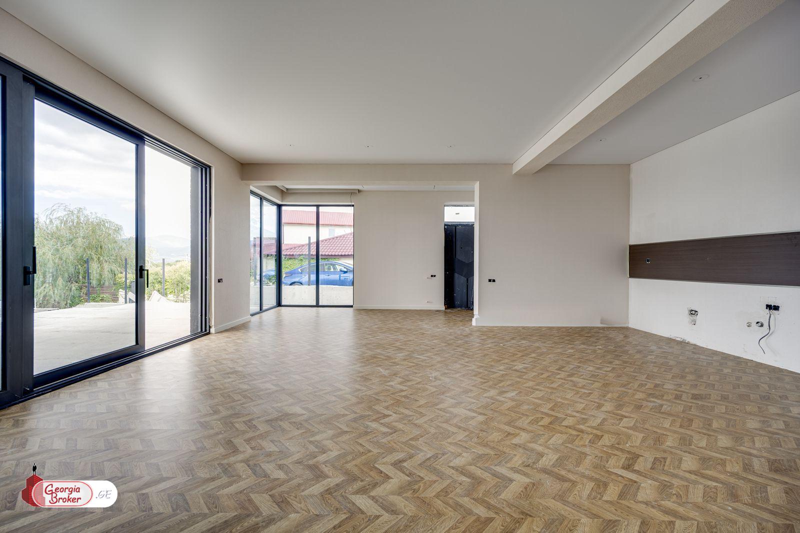 იყიდება ახალი გარემონტებული 5 ოთახიანი სახლი