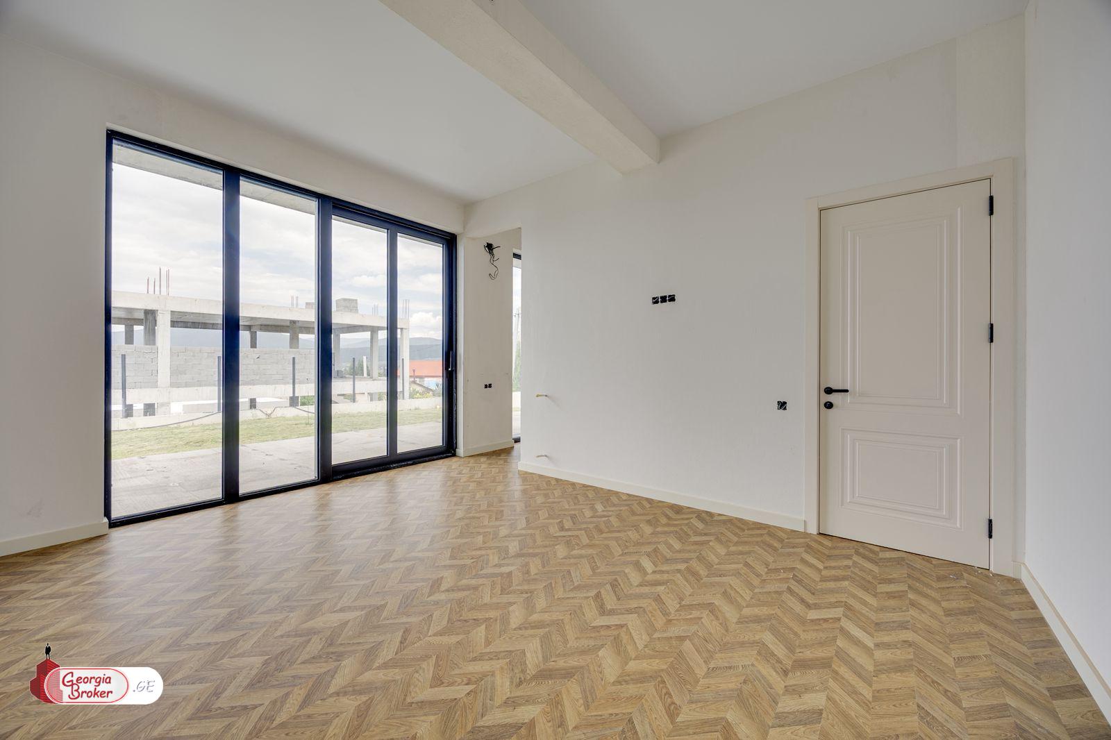 იყიდება ახალი გარემონტებული 5 ოთახიანი სახლი