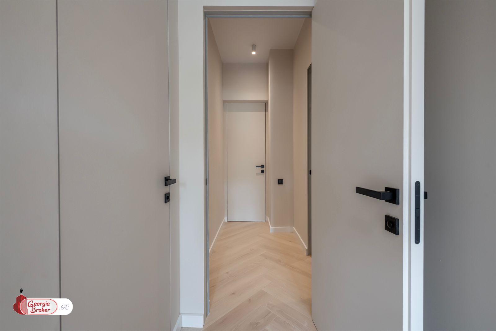 продается квартира с новым ремонтом 5-комнат