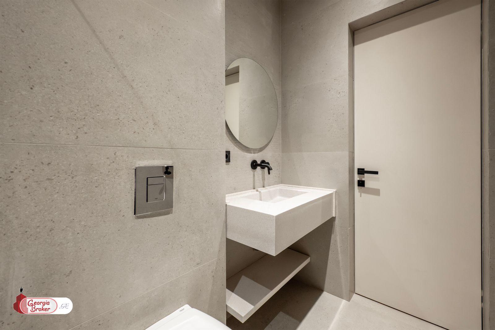 продается квартира с новым ремонтом 5-комнат