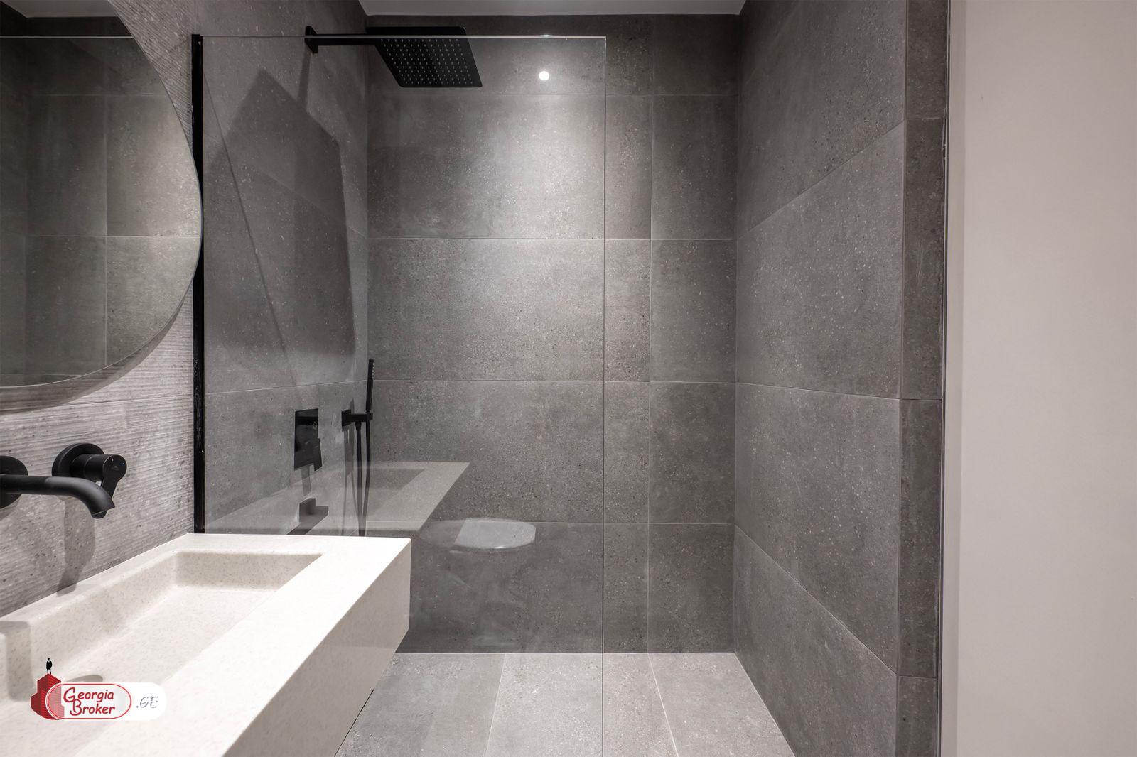 продается квартира с новым ремонтом 5-комнат