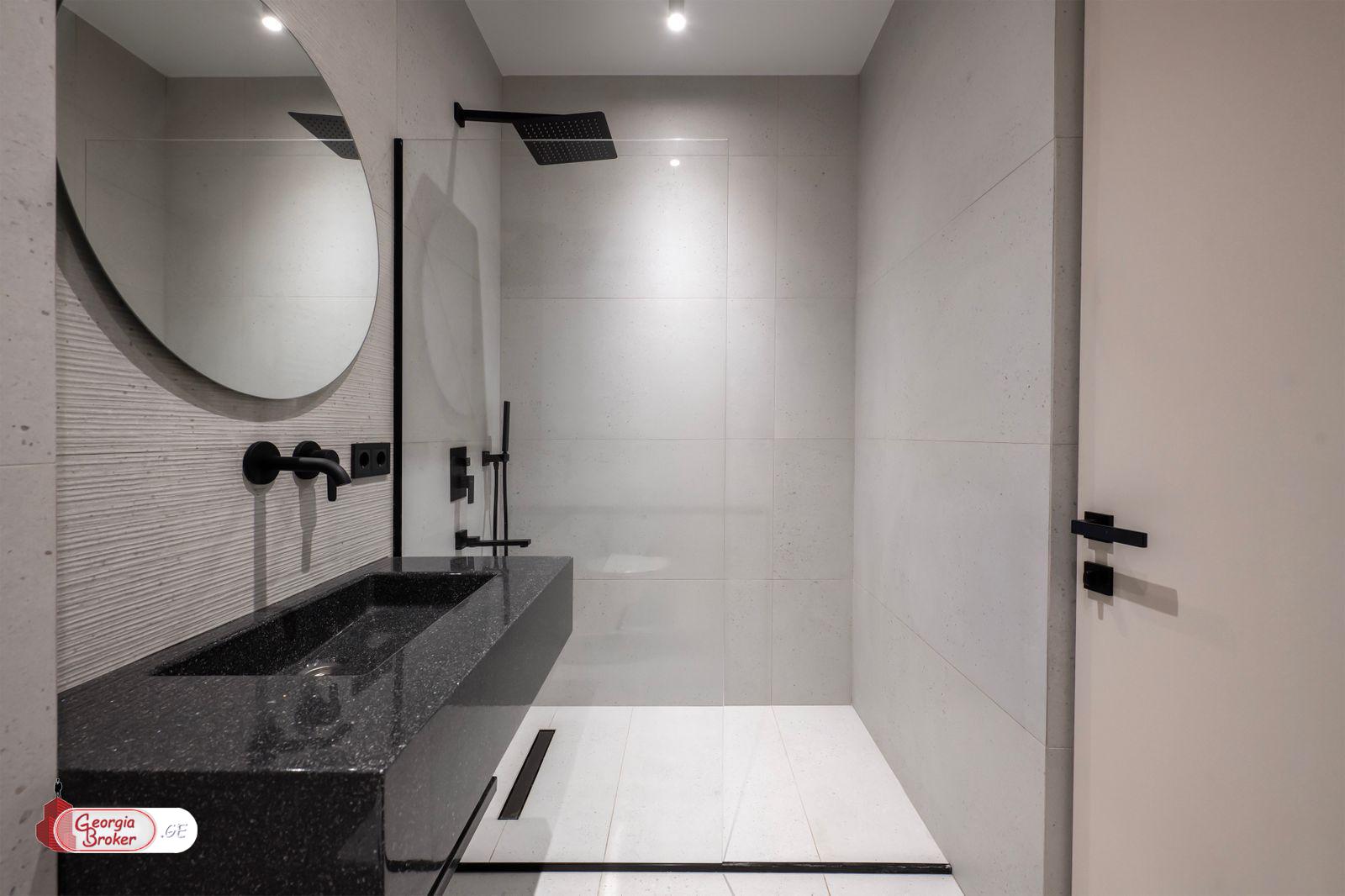 продается квартира с новым ремонтом 5-комнат