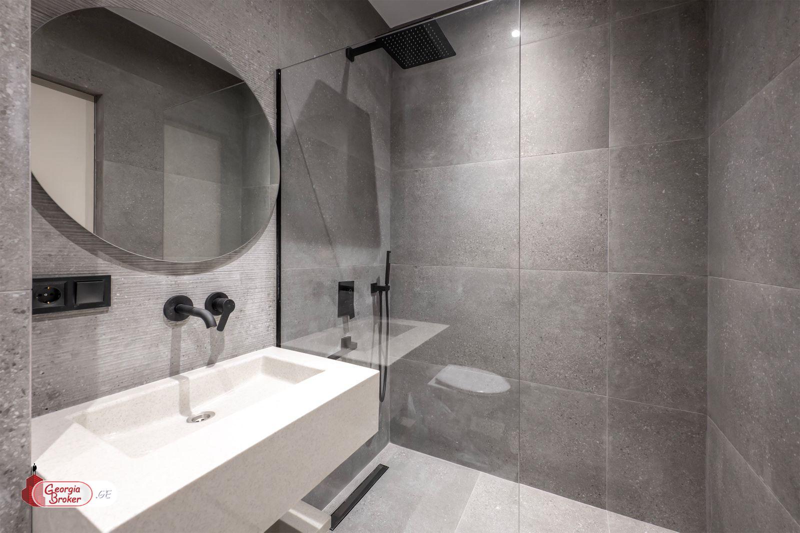 продается квартира с новым ремонтом 5-комнат