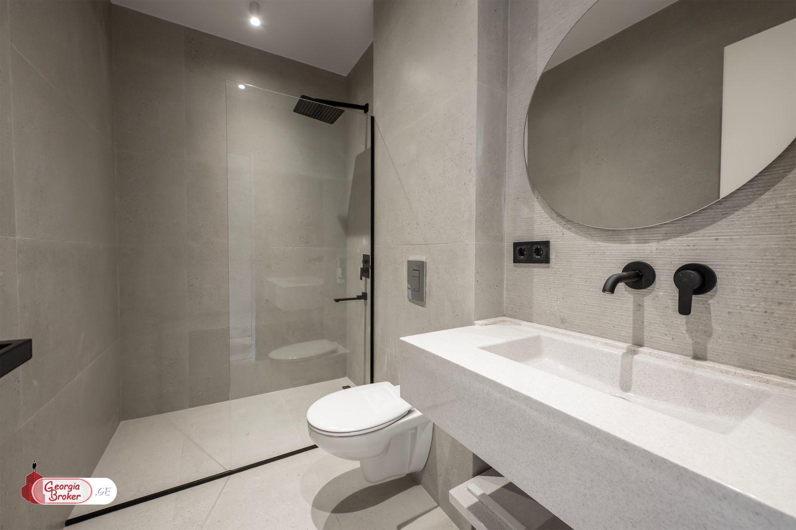 продается квартира с новым ремонтом 5-комнат