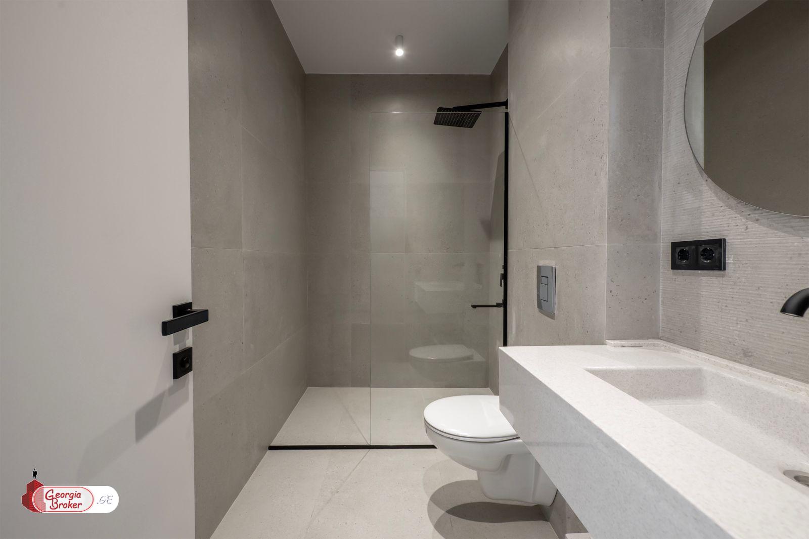 продается квартира с новым ремонтом 5-комнат