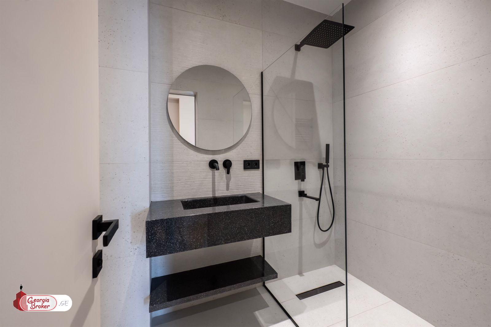 продается квартира с новым ремонтом 5-комнат