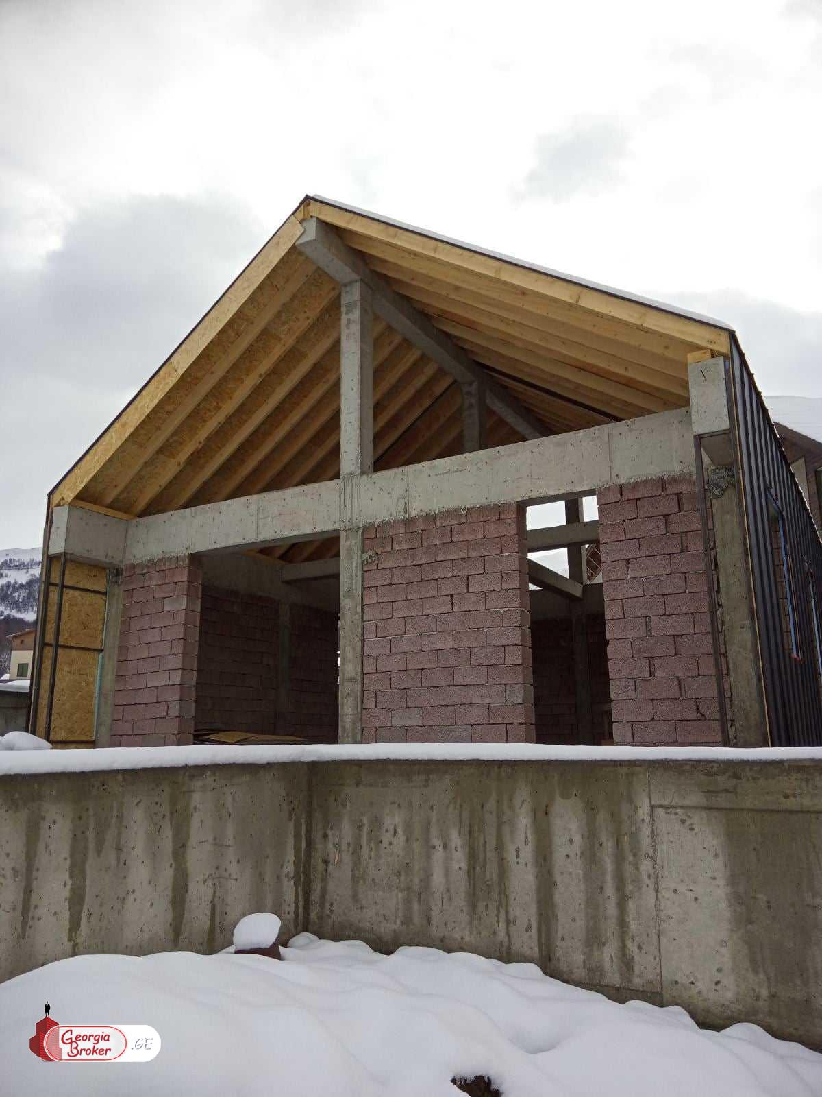 продается дом с новым ремонтом 3-комнаты