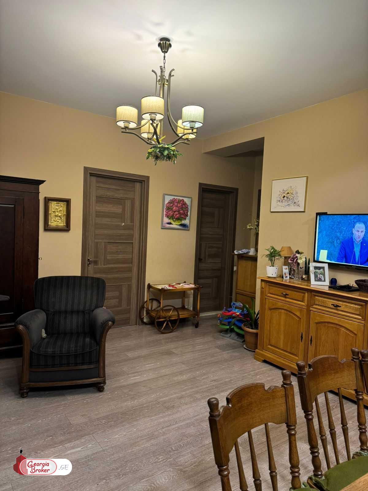 продается квартира с новым ремонтом 3-комнаты