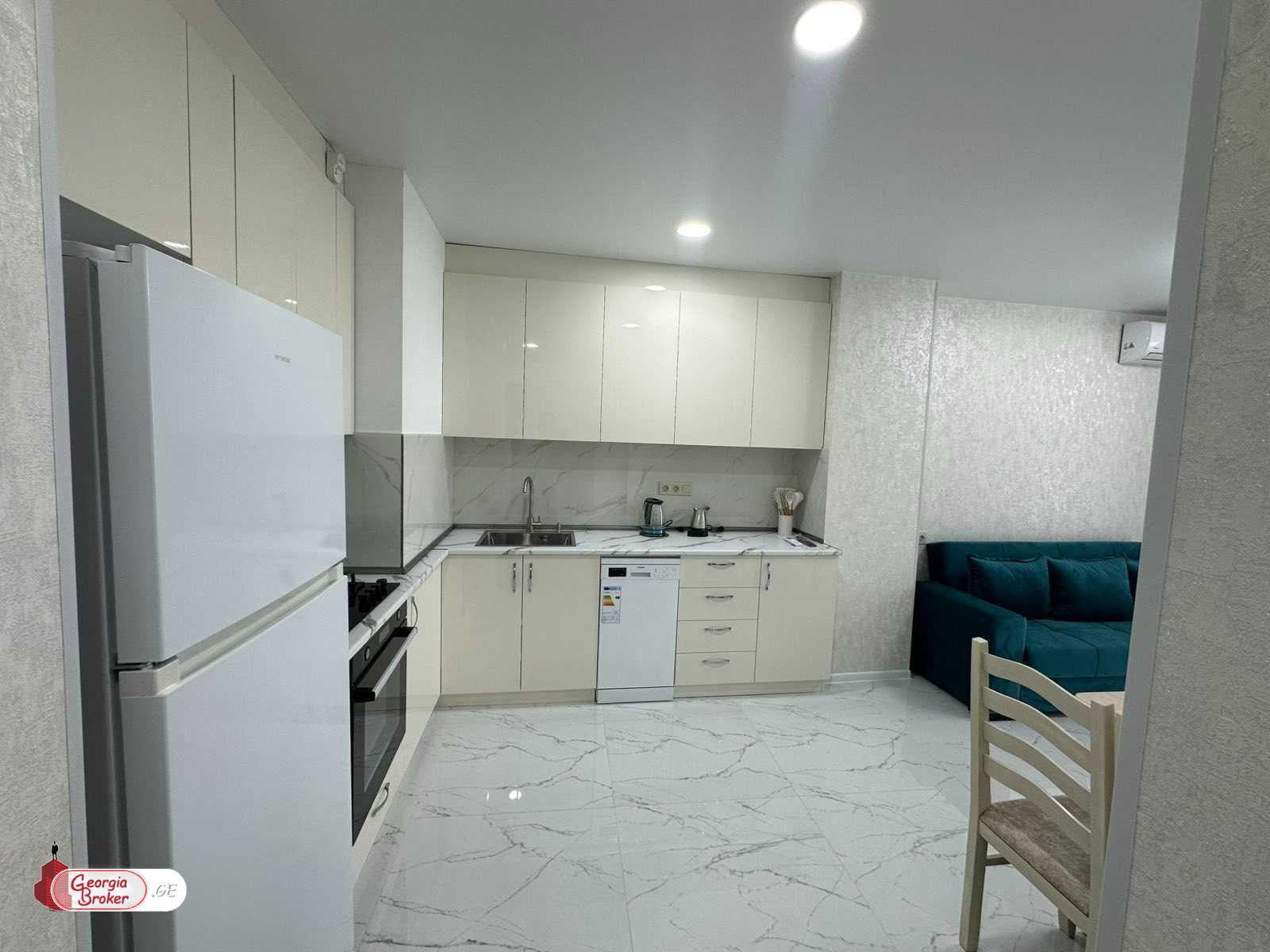 nearly repaired 2-room apartment for rent