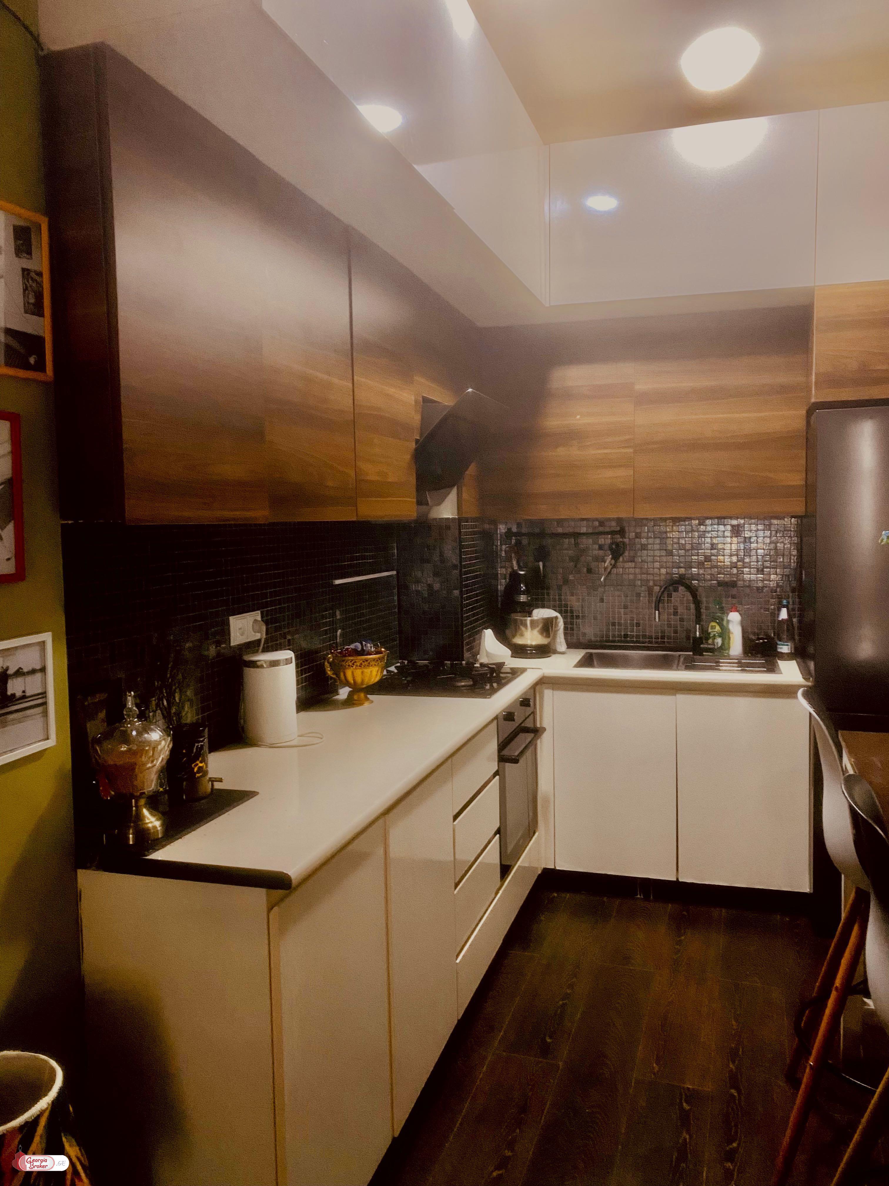 продается квартира с новым ремонтом 3-комнаты