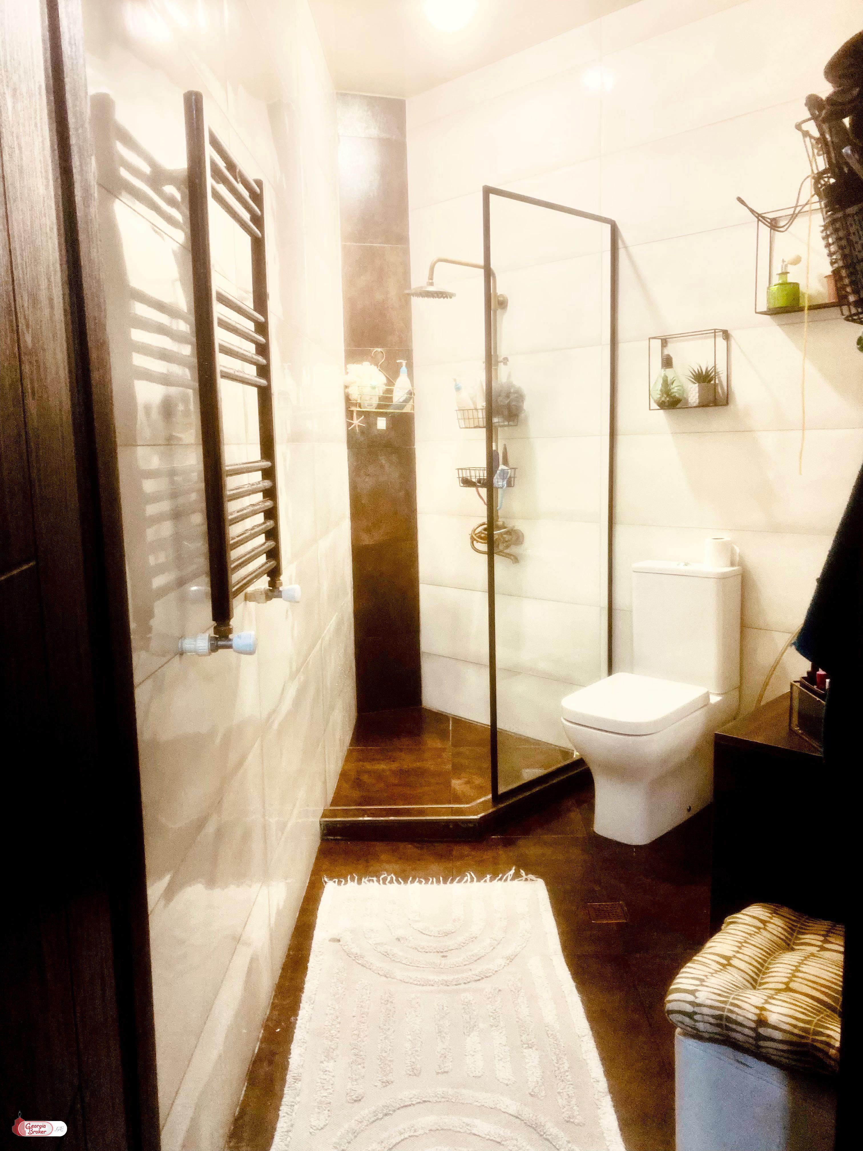 продается квартира с новым ремонтом 3-комнаты