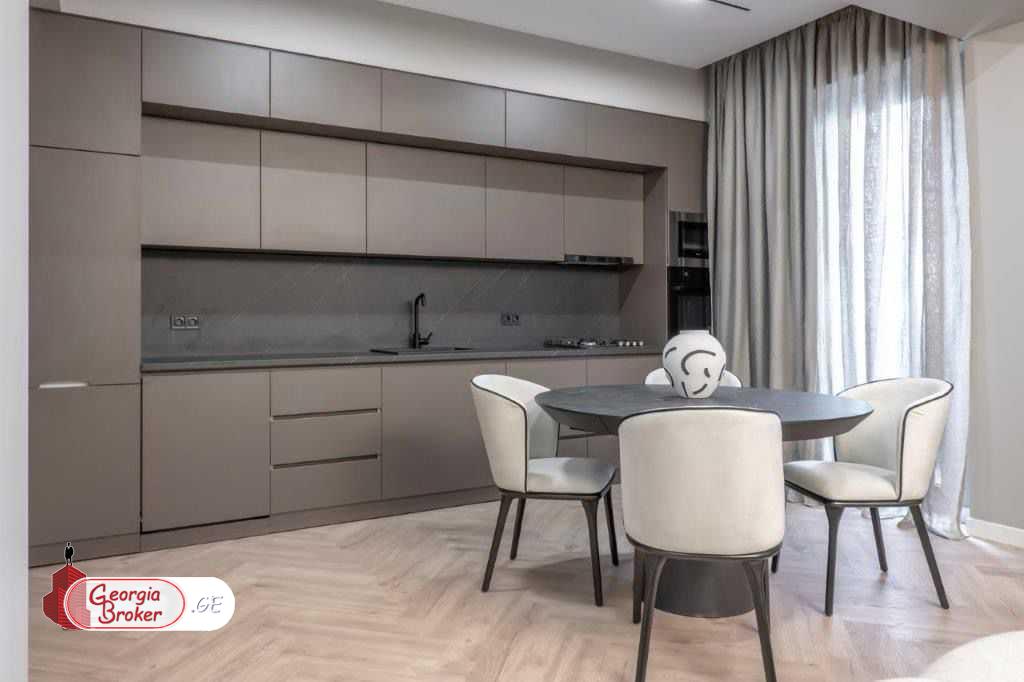 продается квартира с новым ремонтом 4-комнаты