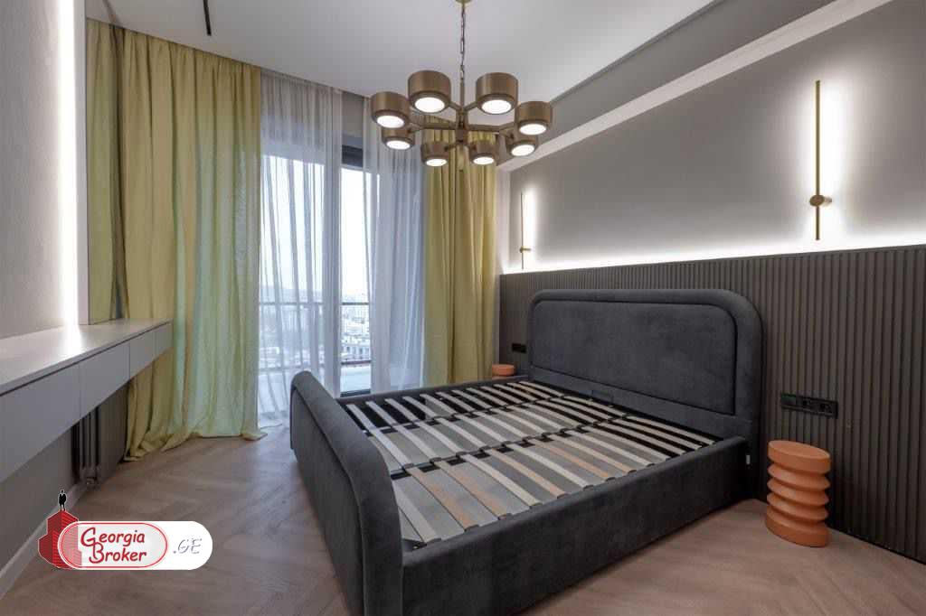 продается квартира с новым ремонтом 4-комнаты