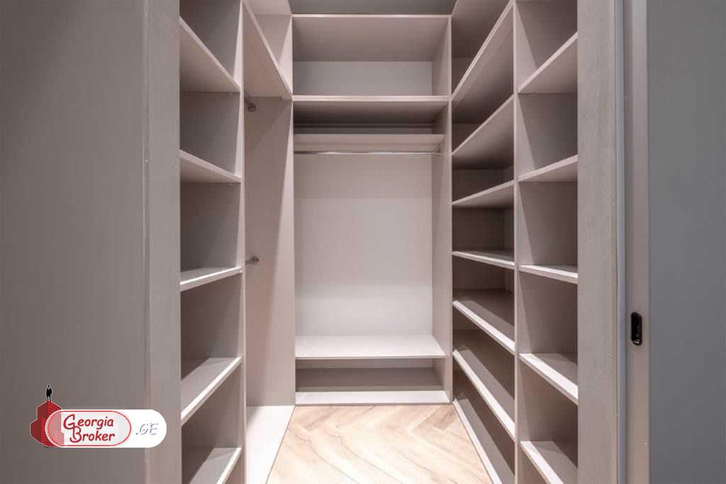 продается квартира с новым ремонтом 4-комнаты