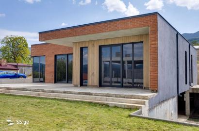 იყიდება ახალი გარემონტებული 5 ოთახიანი სახლი