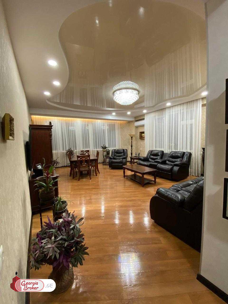 в аренду квартира с новым ремонтом 4-комнаты