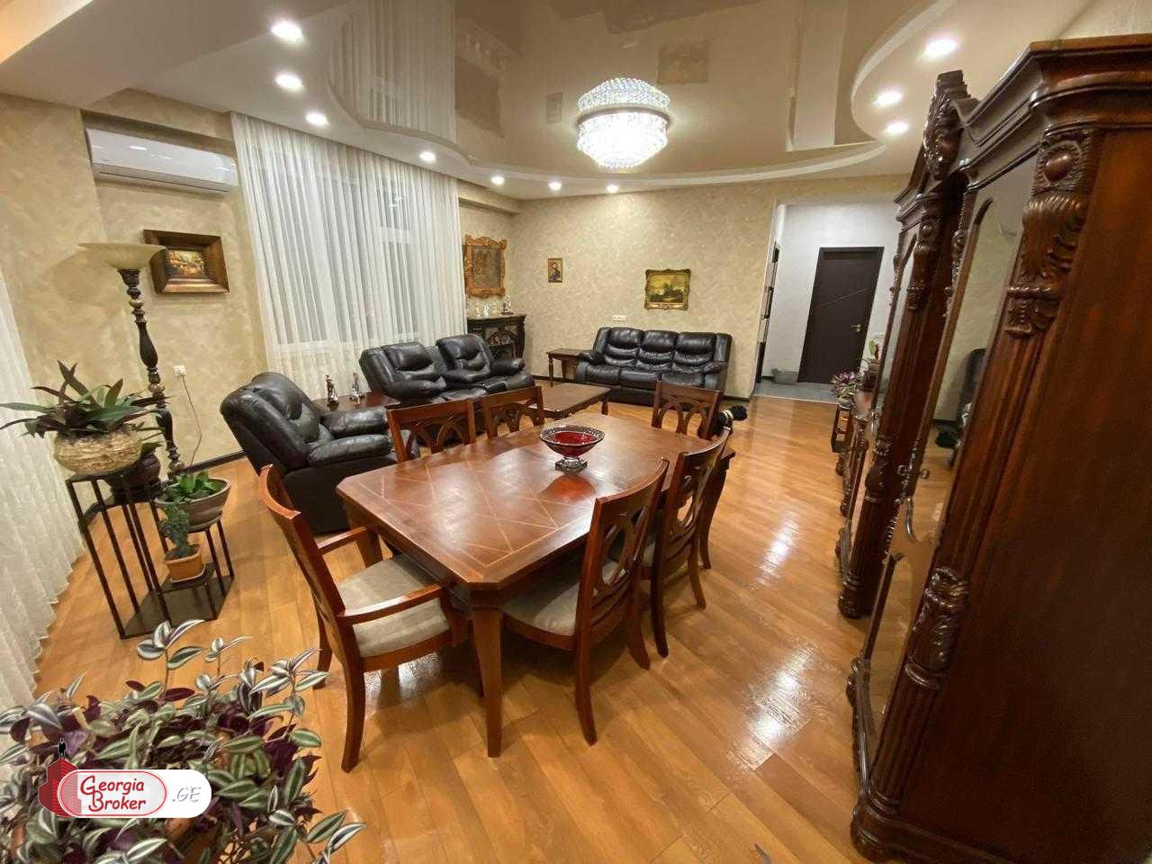 в аренду квартира с новым ремонтом 4-комнаты