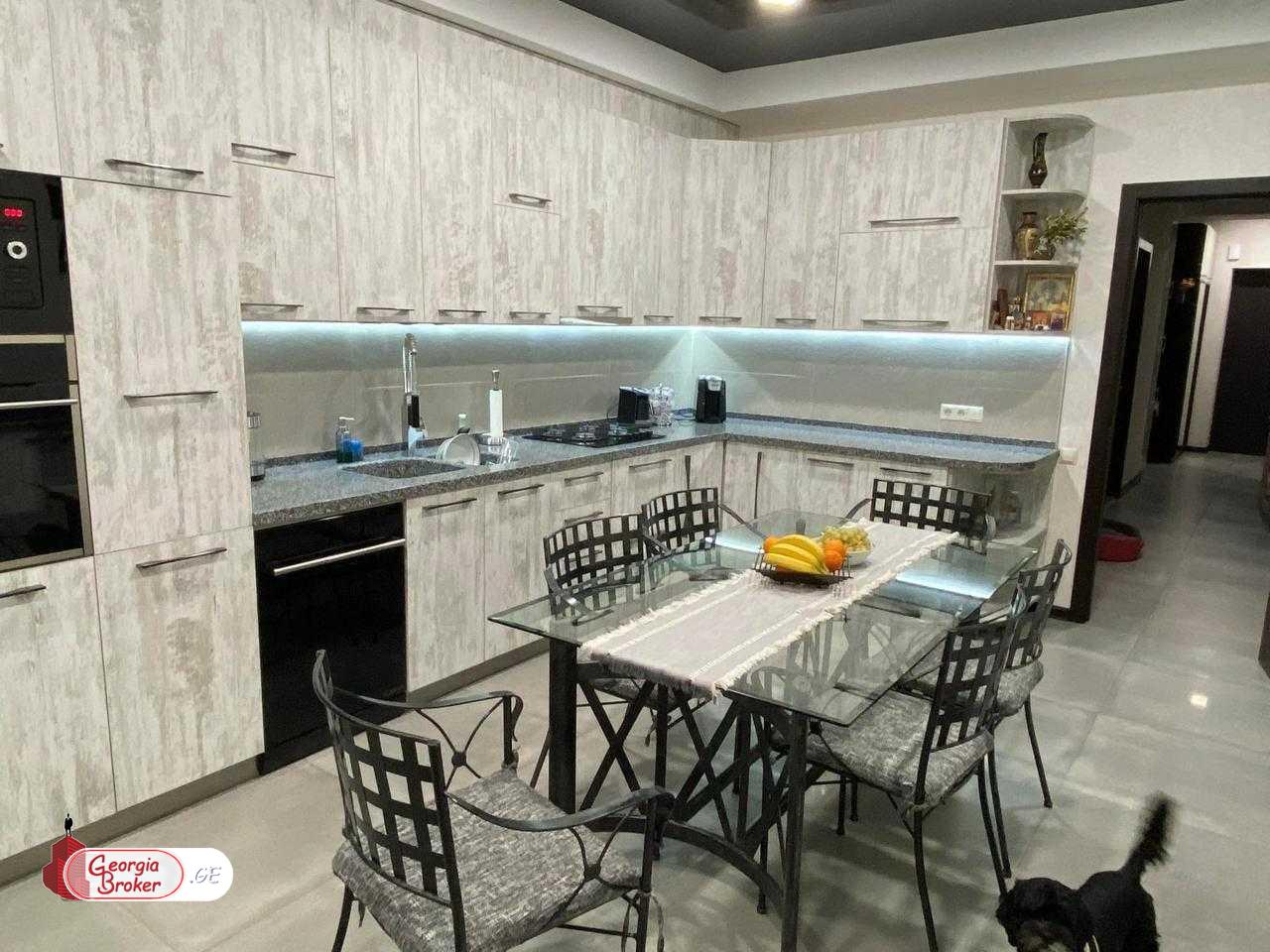 в аренду квартира с новым ремонтом 4-комнаты