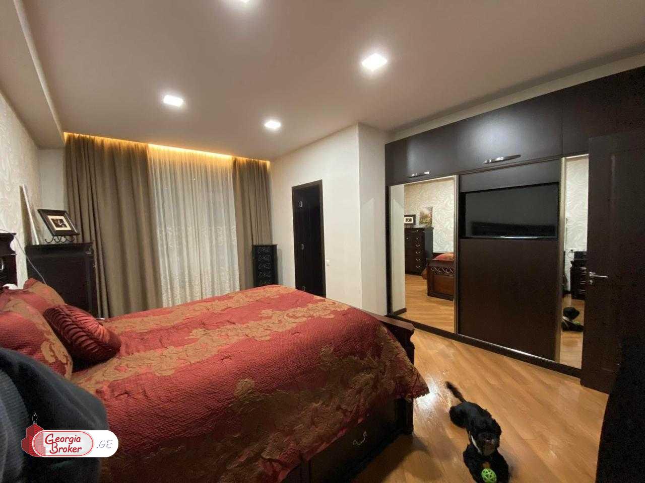 в аренду квартира с новым ремонтом 4-комнаты