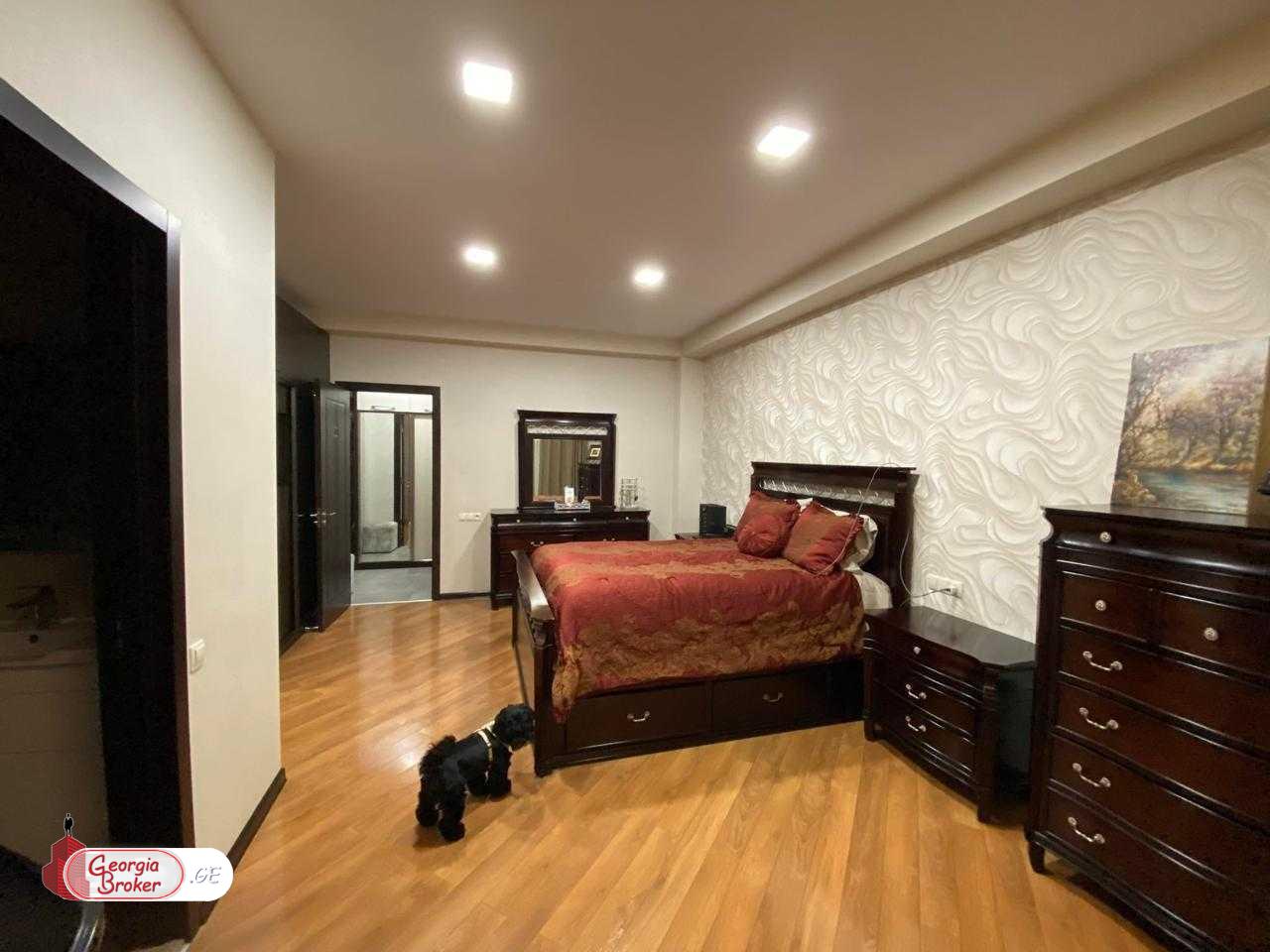 в аренду квартира с новым ремонтом 4-комнаты