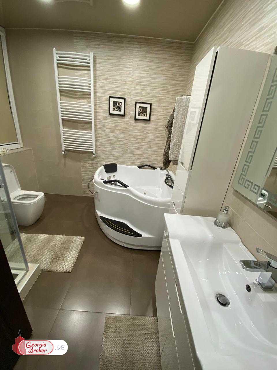 в аренду квартира с новым ремонтом 4-комнаты