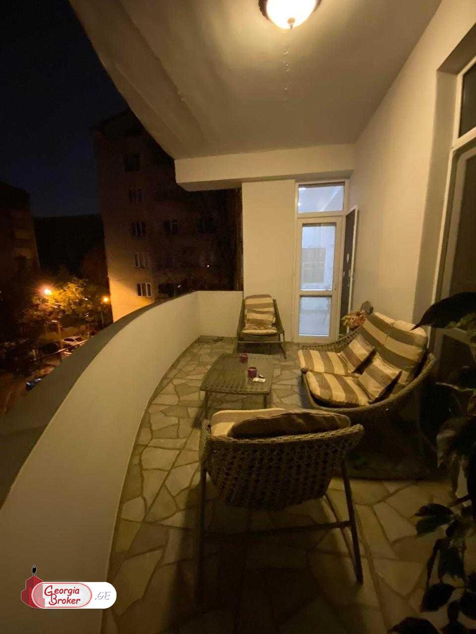 в аренду квартира с новым ремонтом 4-комнаты