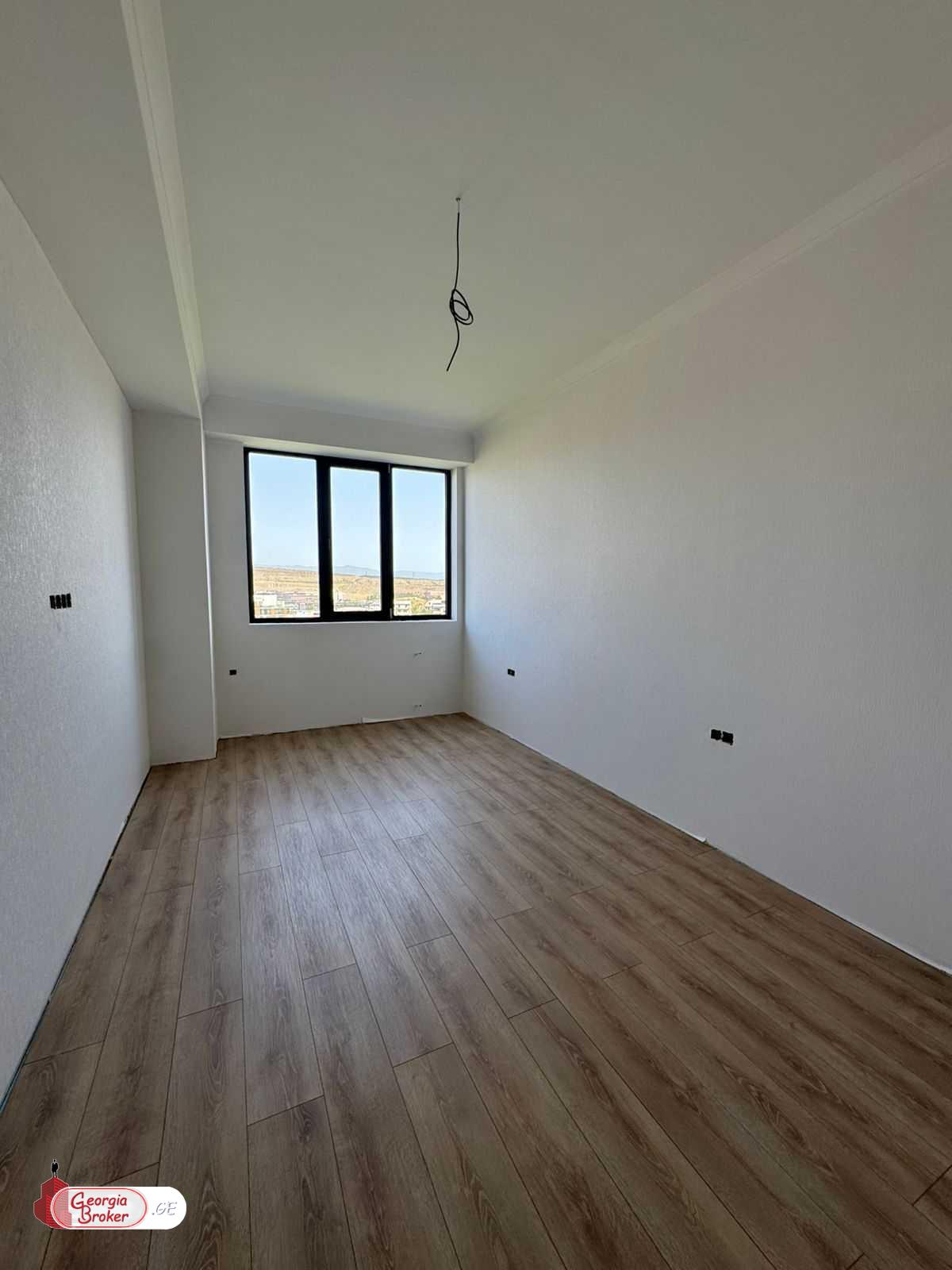 продается квартира с новым ремонтом 3-комнаты