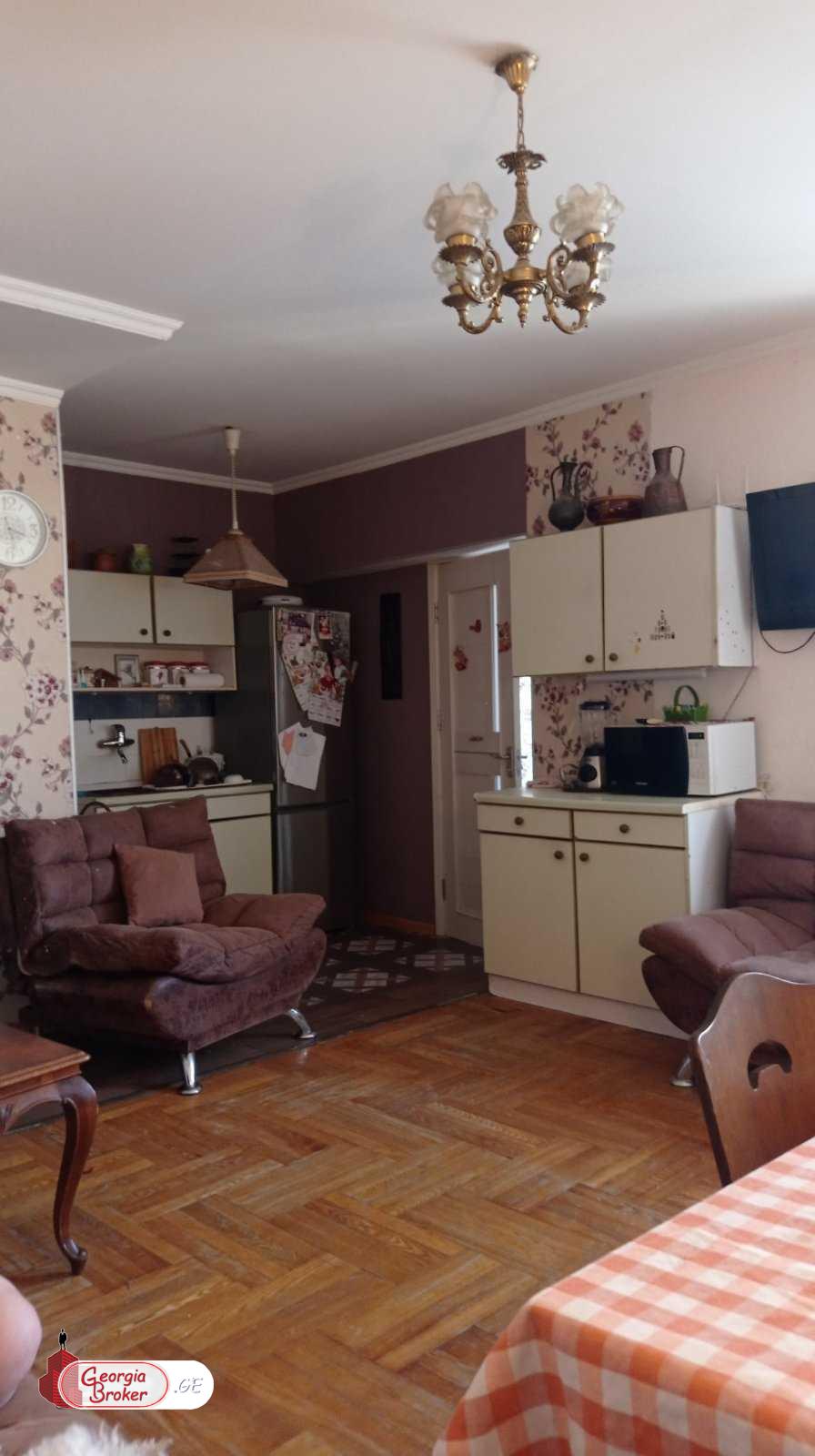 продается квартира с новым ремонтом 4-комнаты