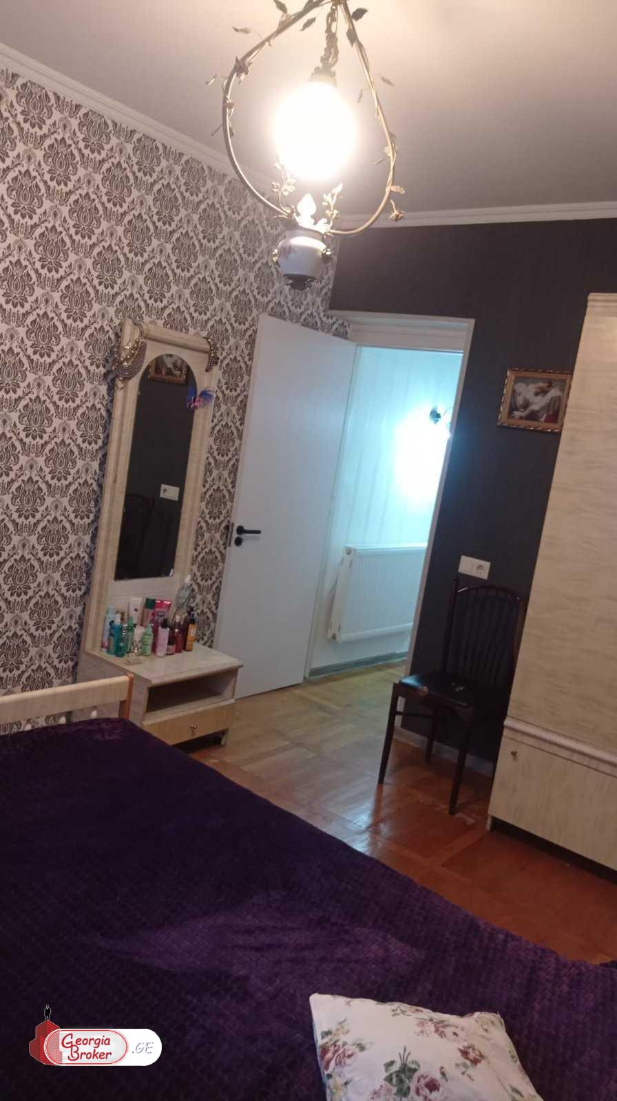 продается квартира с новым ремонтом 4-комнаты