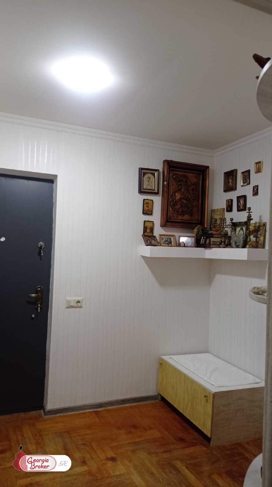 продается квартира с новым ремонтом 4-комнаты