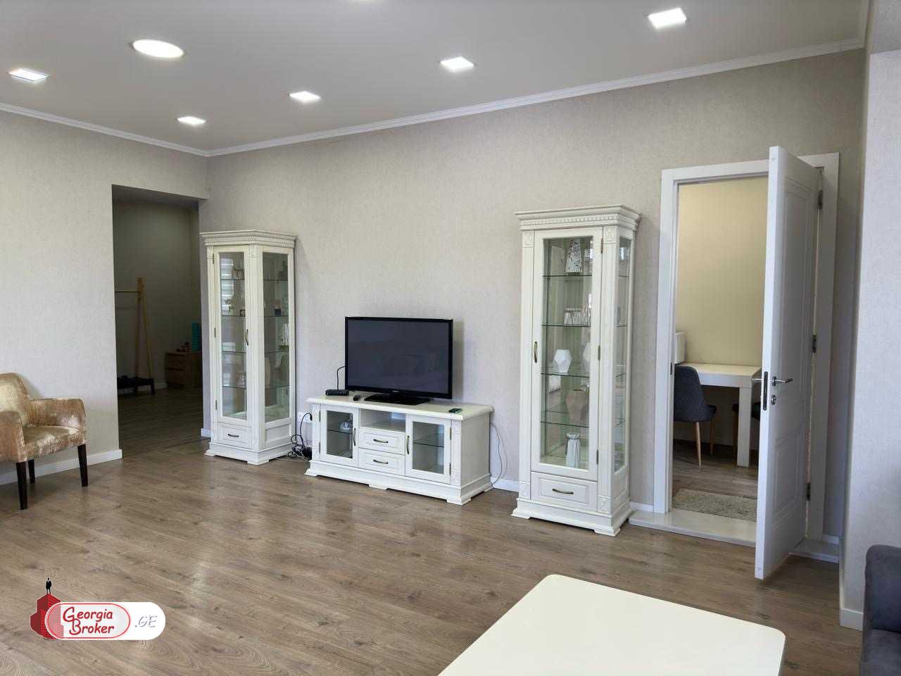 продается квартира с новым ремонтом 3-комнаты