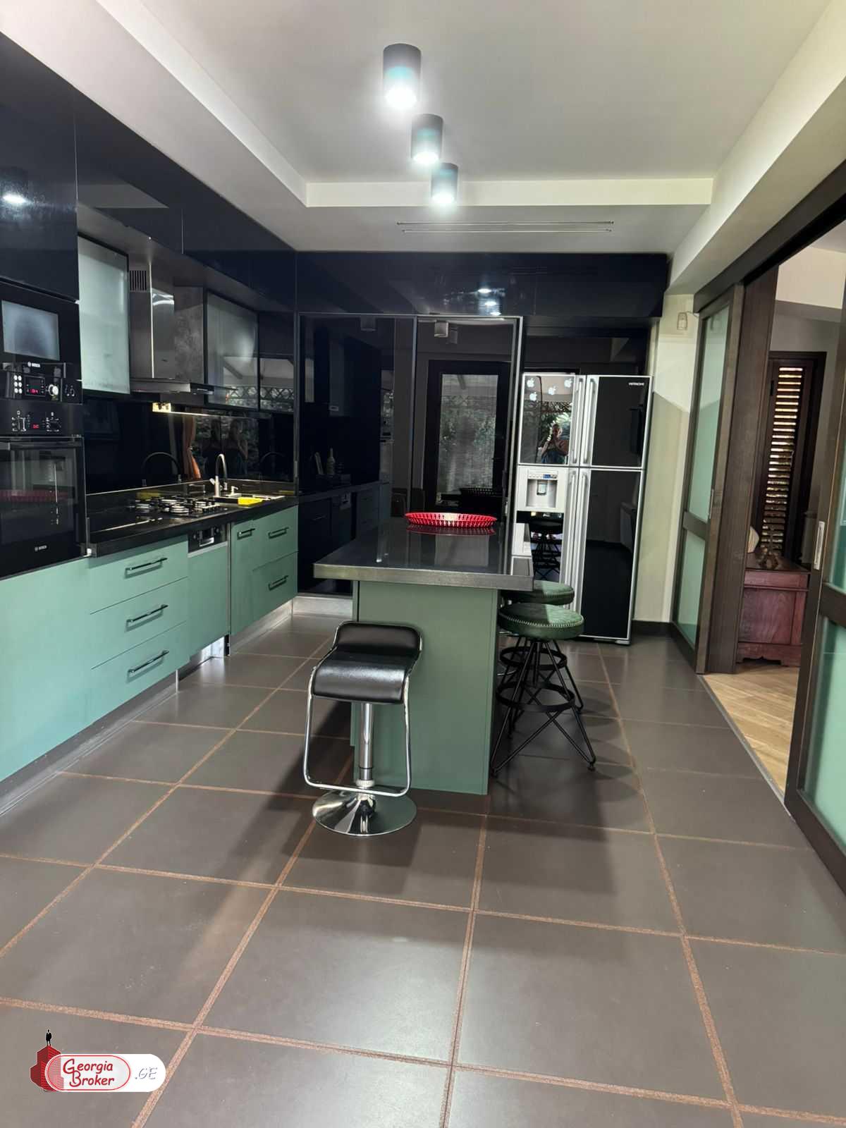 продается дом с новым ремонтом 7-комнат