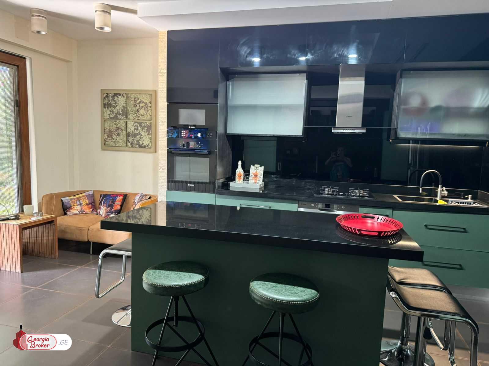 продается дом с новым ремонтом 7-комнат