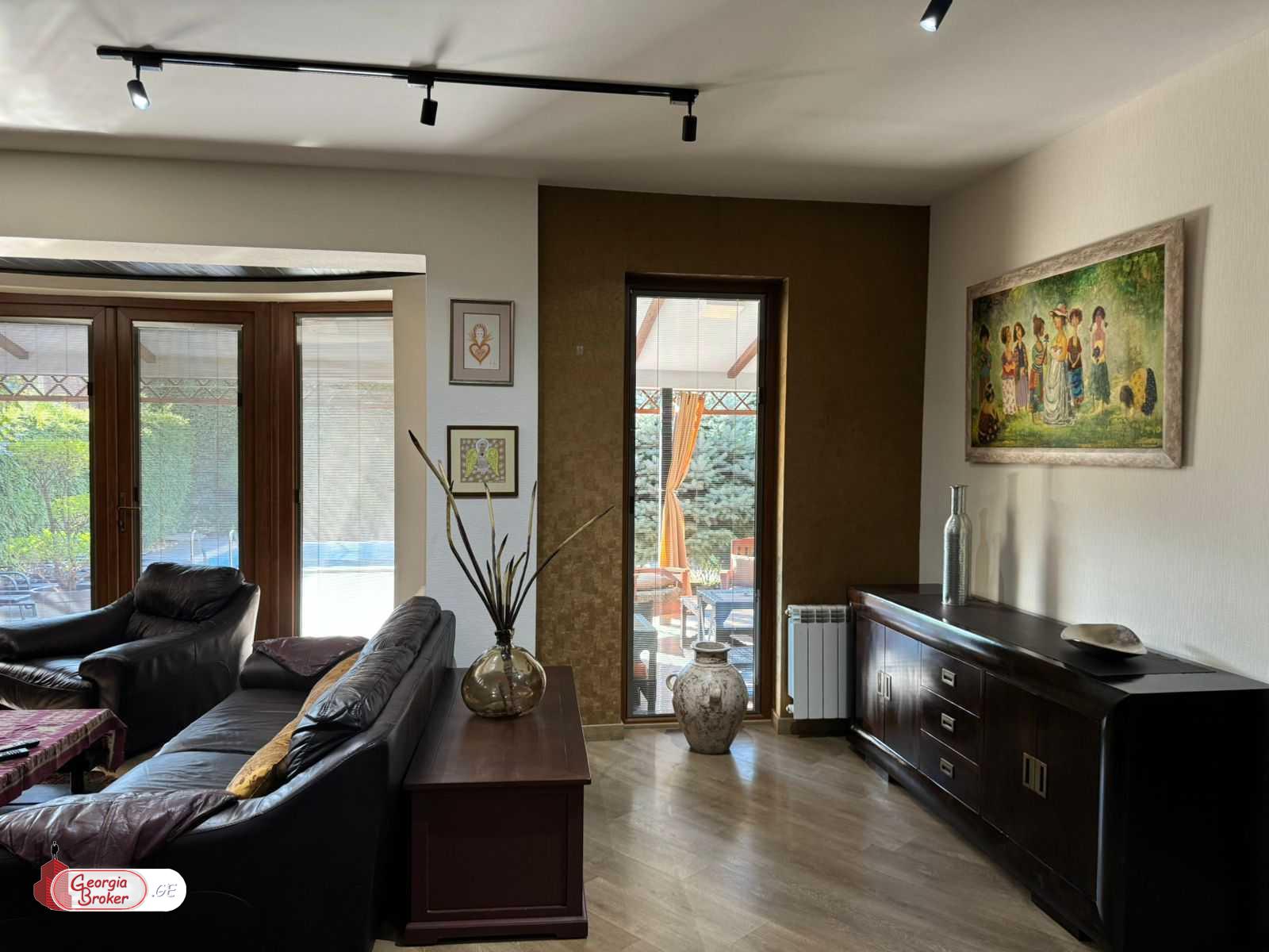 продается дом с новым ремонтом 7-комнат