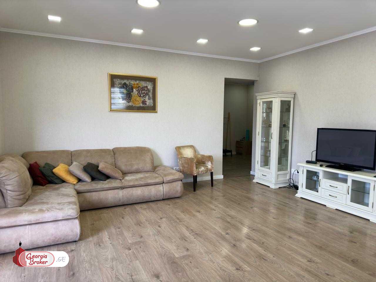 продается квартира с новым ремонтом 3-комнаты