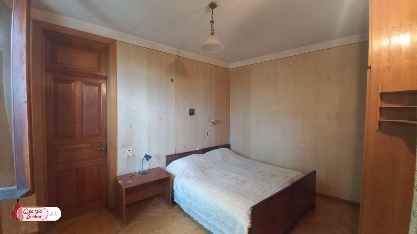 იყიდება ძველი გარემონტებული 6 ოთახიანი სახლი