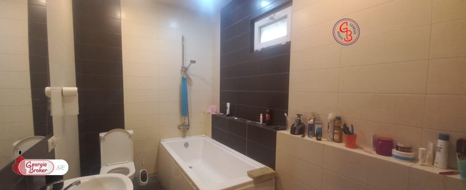 იყიდება ახალი გარემონტებული უნივერსალური ფართი