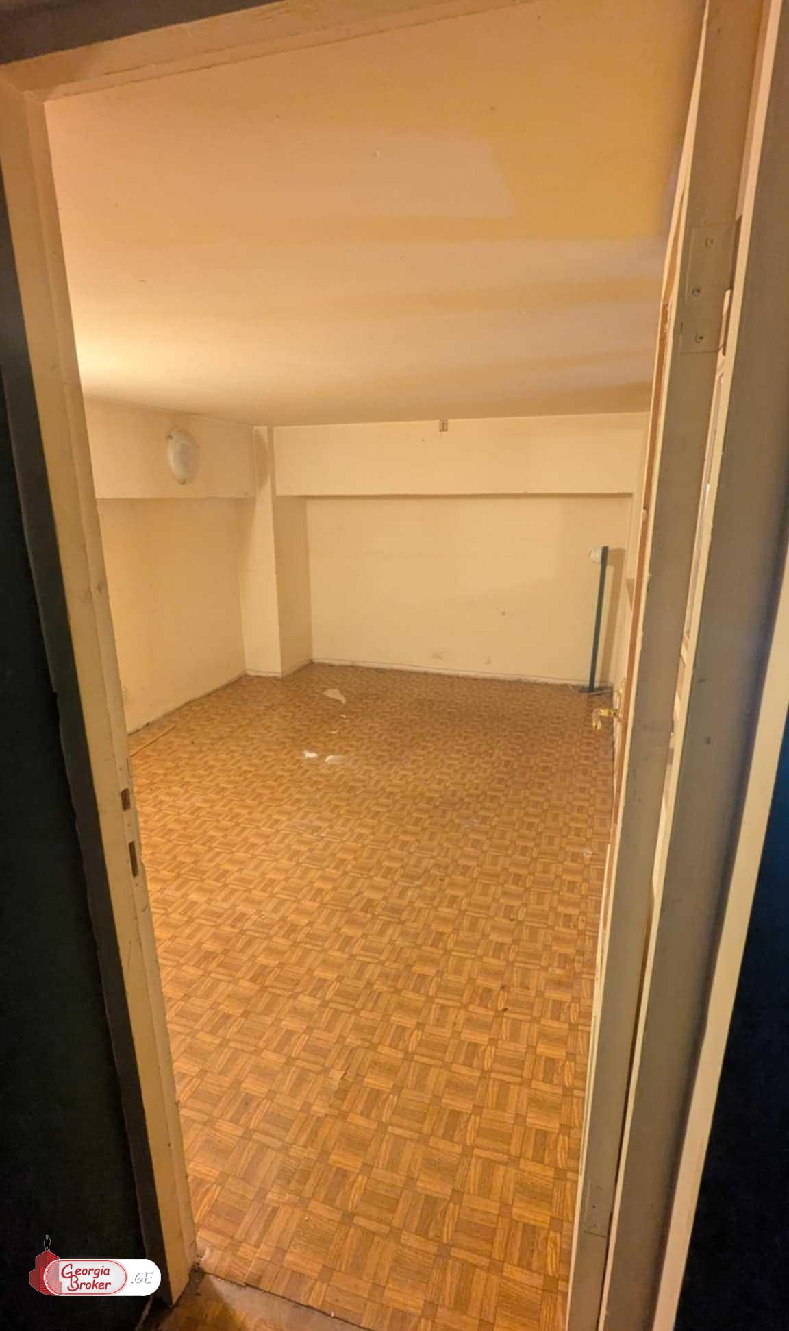 იყიდება ახალი გარემონტებული უნივერსალური ფართი