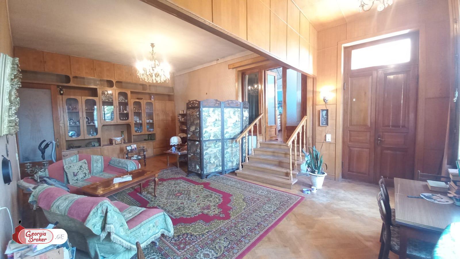 იყიდება ძველი გარემონტებული 6 ოთახიანი სახლი