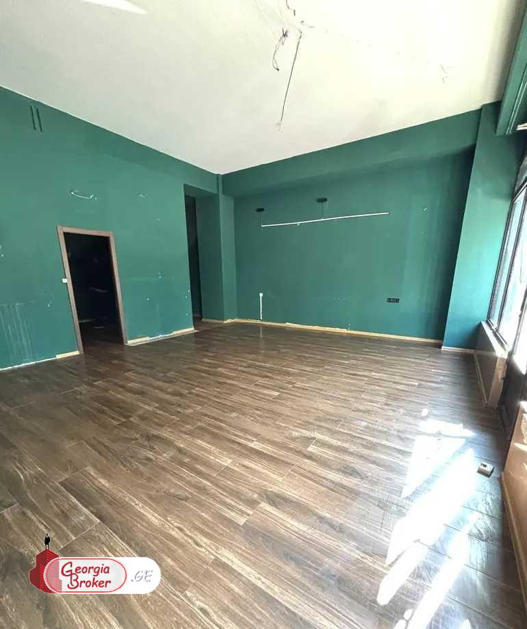 იყიდება ახალი გარემონტებული უნივერსალური ფართი