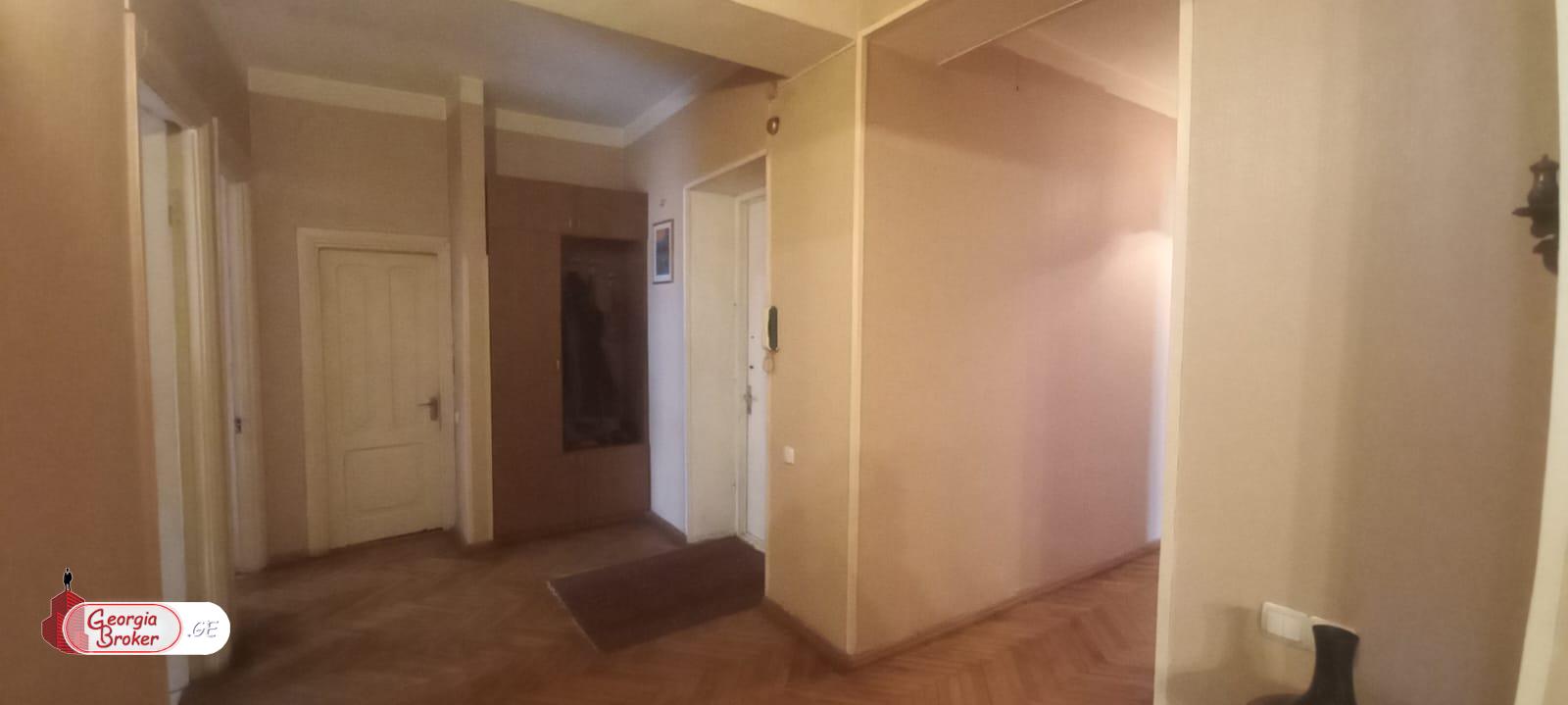 იყიდება ძველი გარემონტებული 4 ოთახიანი ბინა