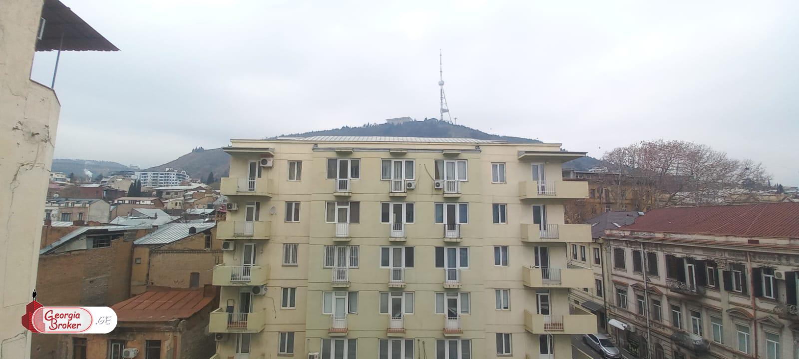 იყიდება ძველი გარემონტებული 4 ოთახიანი ბინა