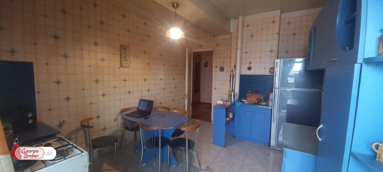 იყიდება ძველი გარემონტებული 4 ოთახიანი ბინა