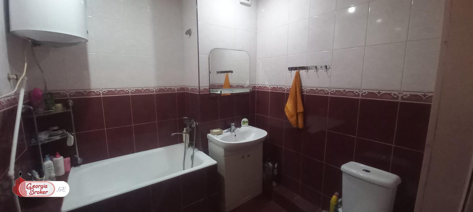 იყიდება ძველი გარემონტებული 4 ოთახიანი ბინა