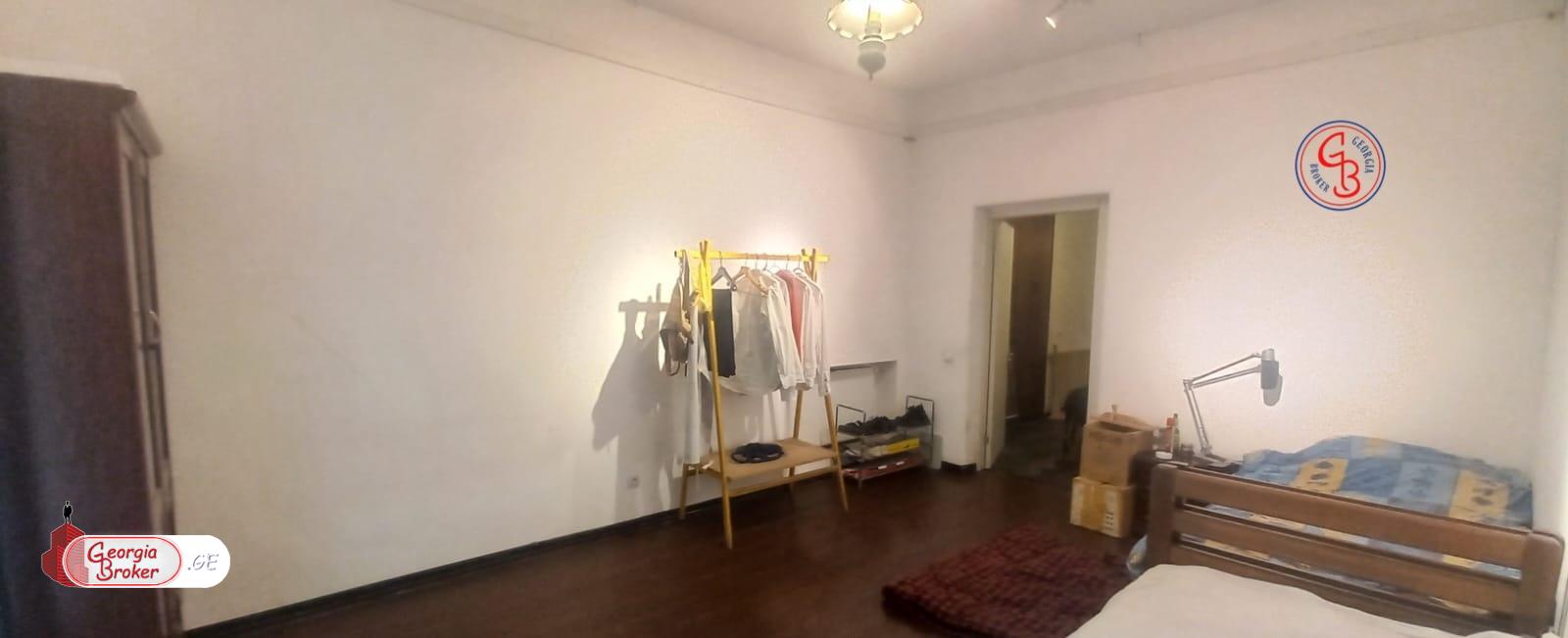 იყიდება ახალი გარემონტებული უნივერსალური ფართი