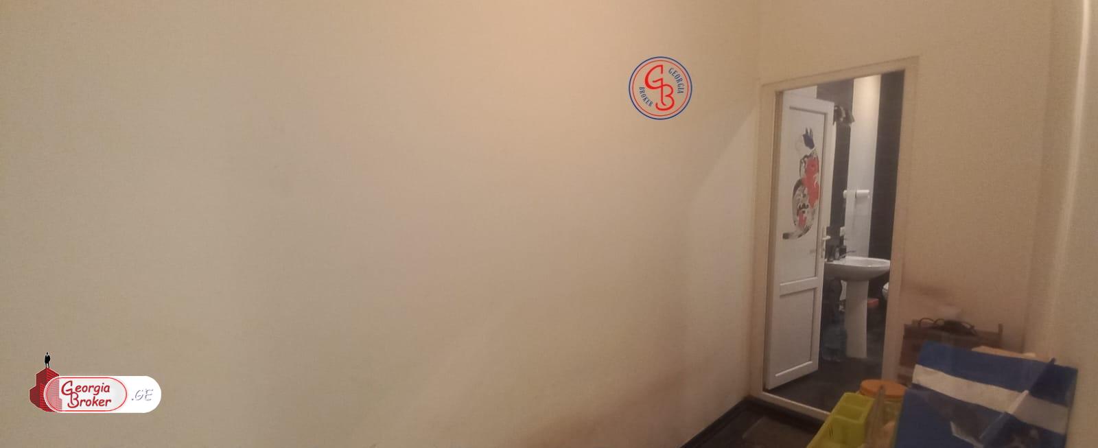 იყიდება ახალი გარემონტებული უნივერსალური ფართი