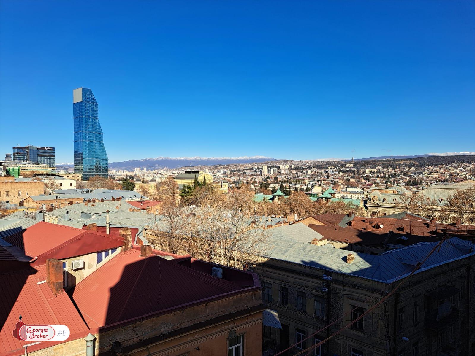 იყიდება ძველი გარემონტებული 4 ოთახიანი ბინა