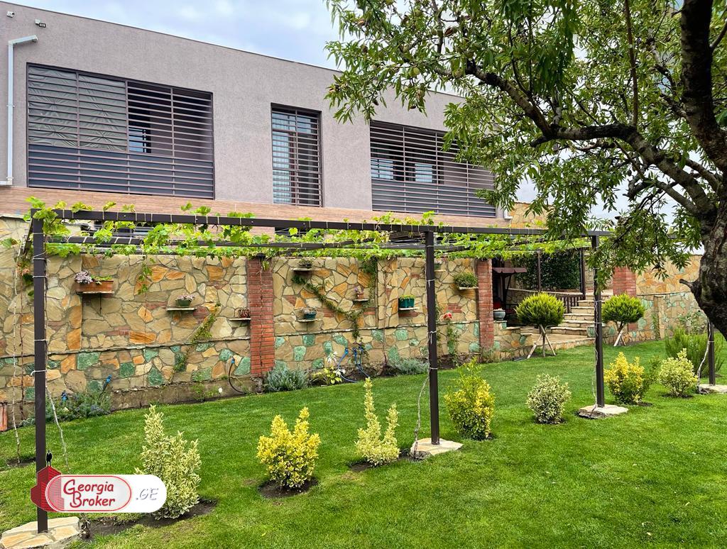 nearly repaired 11-room house for sale