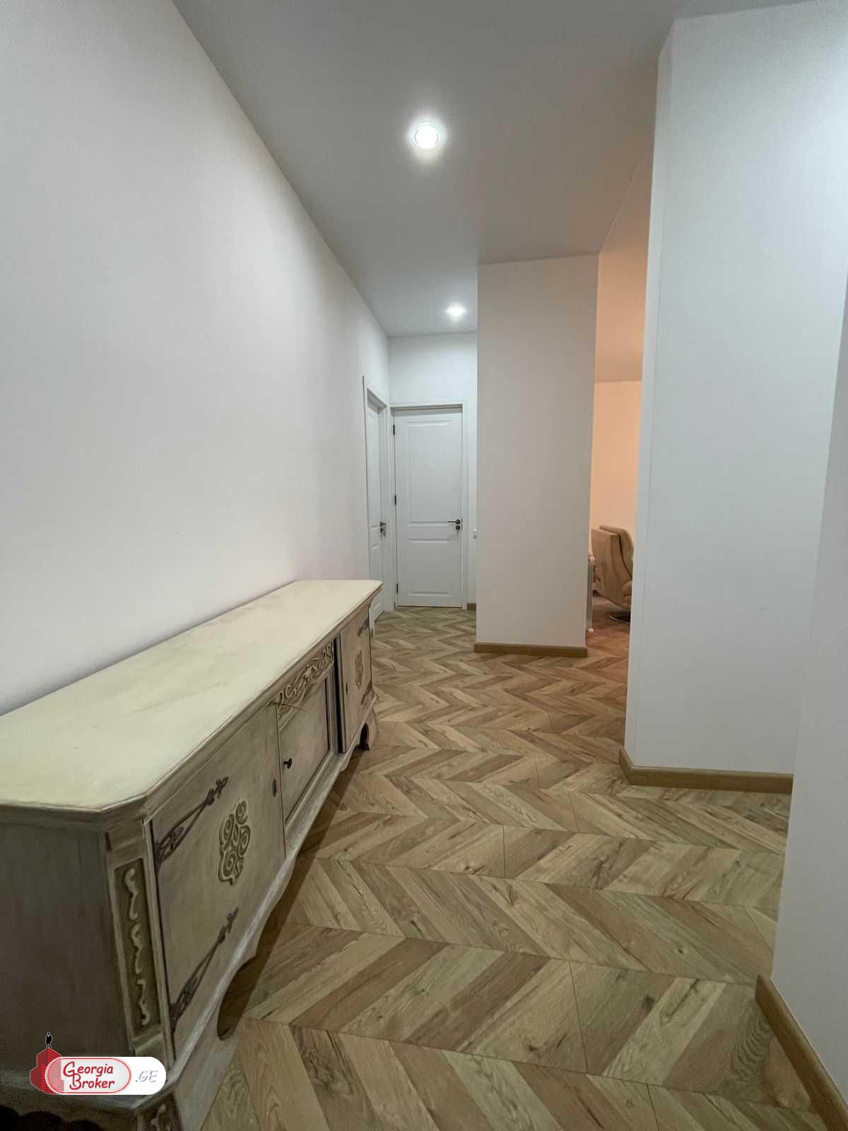 продается квартира с новым ремонтом 3-комнаты